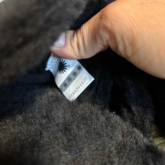 UGG Black Fuzzy Wool Closed Round Toe Logo Print Strap Slippers NWOB - Picture 8 of 10